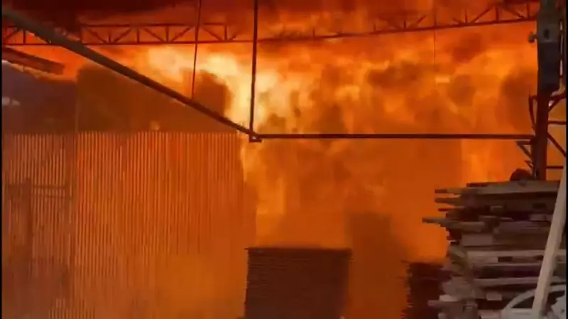Incêndio de grandes proporções destrói madeireira no Paraná; veja imagens
