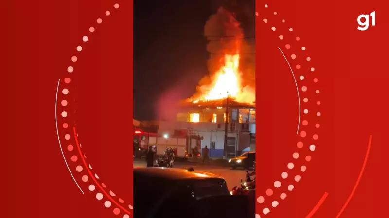 Incêndio de grandes proporções destrói vila de apartamentos e comércio em Porto Velho, RO