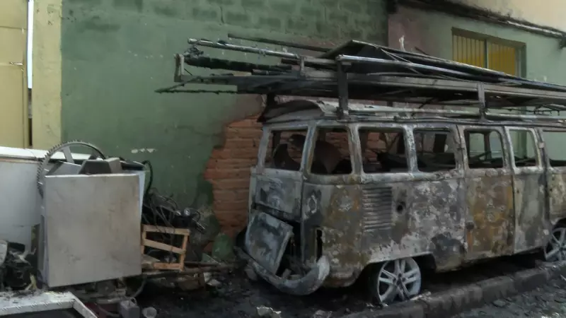 Incêndio destrói barraca de pastel e kombi em feira na Grande Vitória | Veja imagens