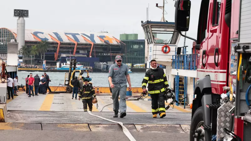 Incêndio em balsa na travessia Santos-Guarujá: Comandante é socorrido e situação é controlada