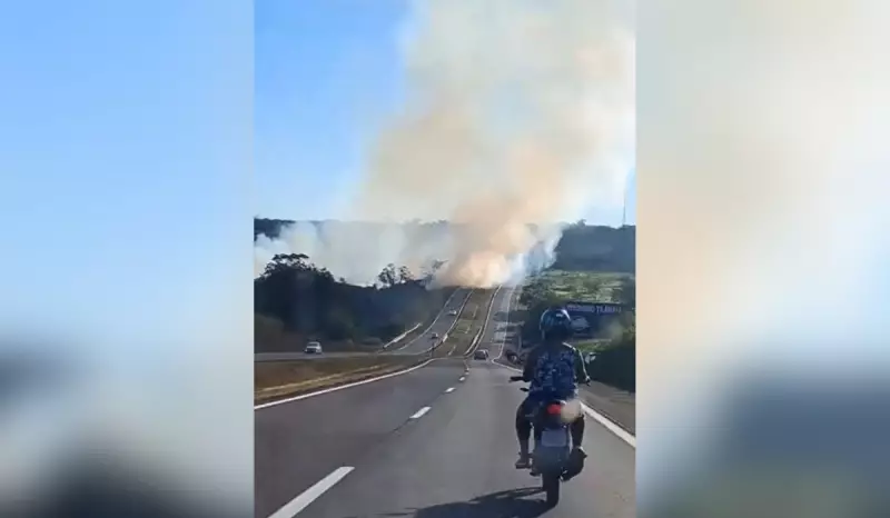 Incêndio em rodovia entre Bauru e Pederneiras causa cortina de fumaça e transtornos na SP-225