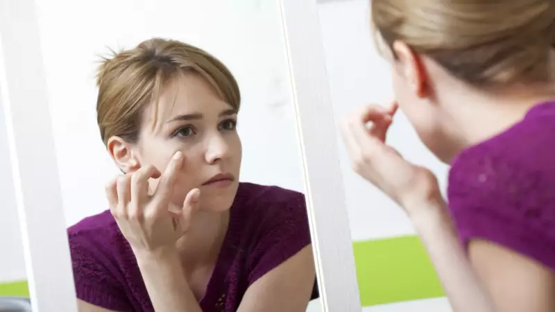 Inchaço nos olhos ao acordar? Descubra como reduzir com dicas de especialistas!