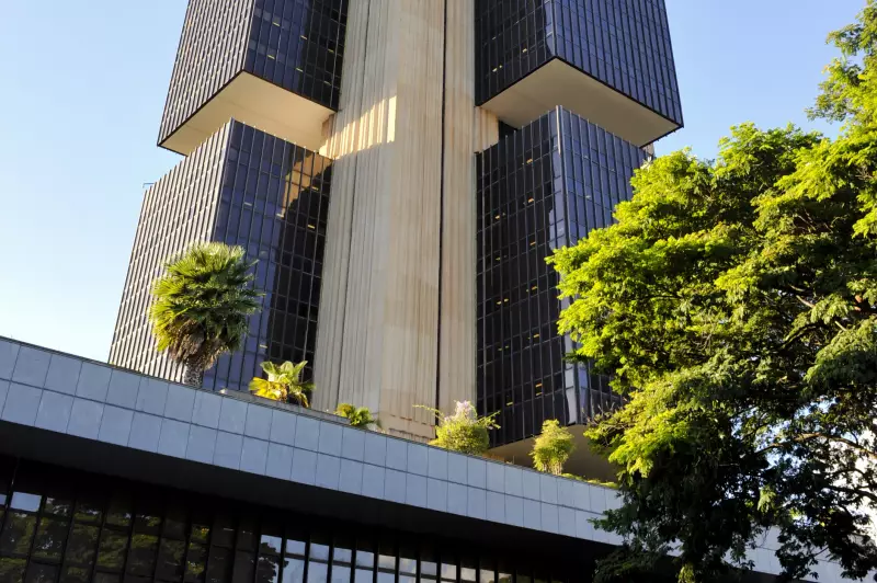 Inflação desacelera no Brasil: especialistas alertam para desafios nos cortes de juros
