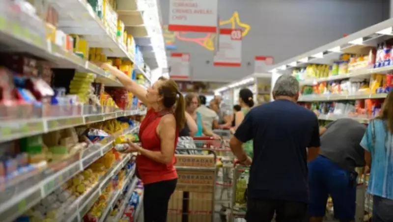 Intenção de consumo das famílias cai 0,1% em maio: o que isso significa para a economia brasileira?