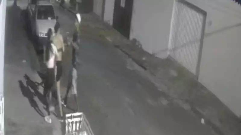 Irmãs são rendidas por homem armado após saírem da academia em Uberlândia — Veja o vídeo chocante!