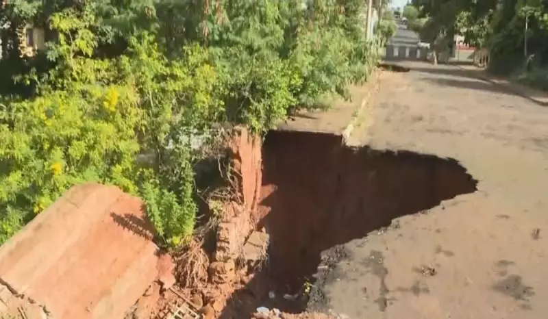 Itápolis em crise: buracos gigantes no centro causam transtornos e perigo no trânsito