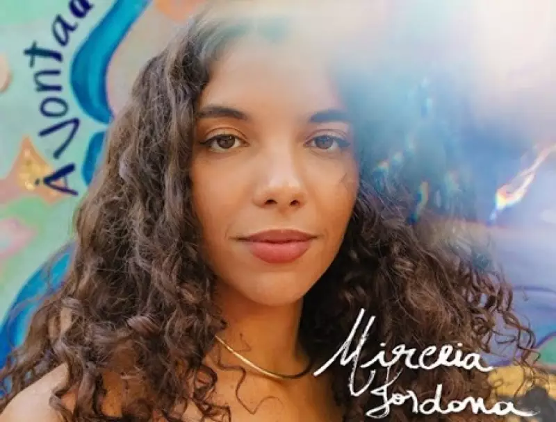 Jovem Compositora e Cantora Brilha em Estreia Promissora na Cena Musical