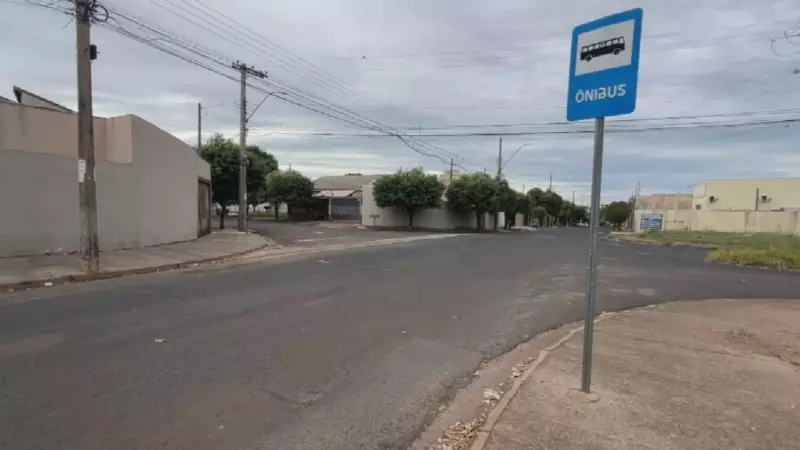 Jovem é esfaqueada ao descer de ônibus em Rio Preto: órgãos perfurados e mãe desesperada