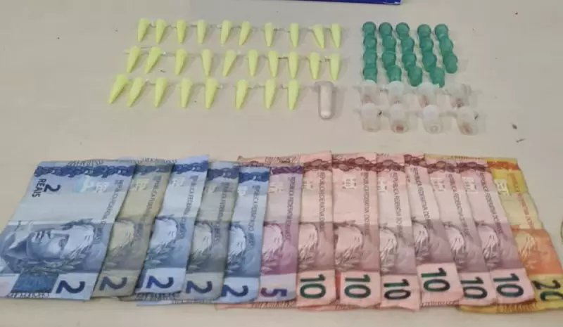 Jovem é preso com crack e cocaína na Praia do Canto, em Vitória