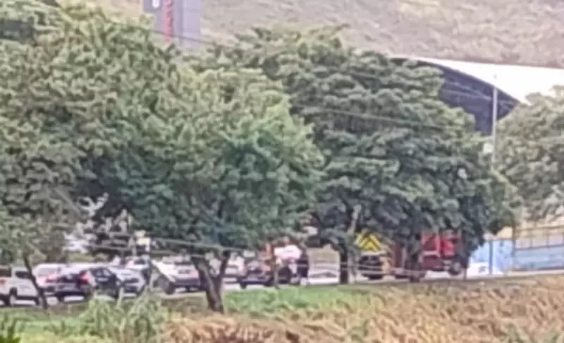 Jovem se fere em grave acidente entre carro e moto na Rodovia dos Metalúrgicos, em Volta Redonda