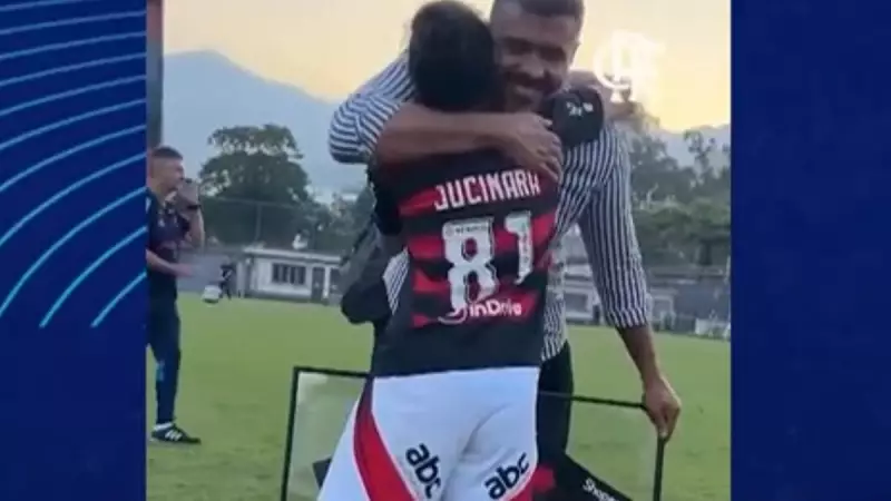 Jucinara celebra 100 jogos pelo Flamengo com homenagem emocionante