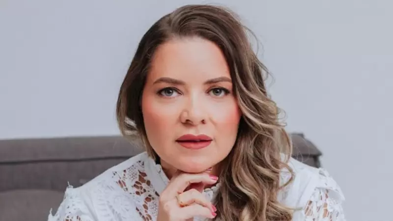 Juliana Costa: O talento que une ciência e beleza na odontologia estética