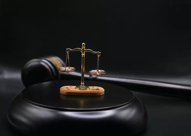 Justiça condena mercado a indenizar ex-funcionário trans em caso emblemático