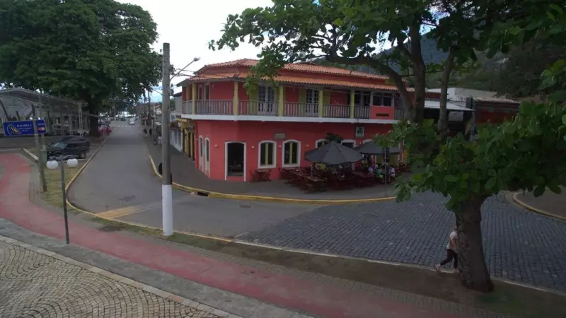 Justiça condena trio a até 18 anos de prisão por morte de barman em briga de bar em Ilhabela, SP
