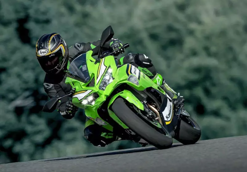 Kawasaki lança Ninja ZX-4RR 400 e Versys 1100 2026: novidades para os amantes de motos