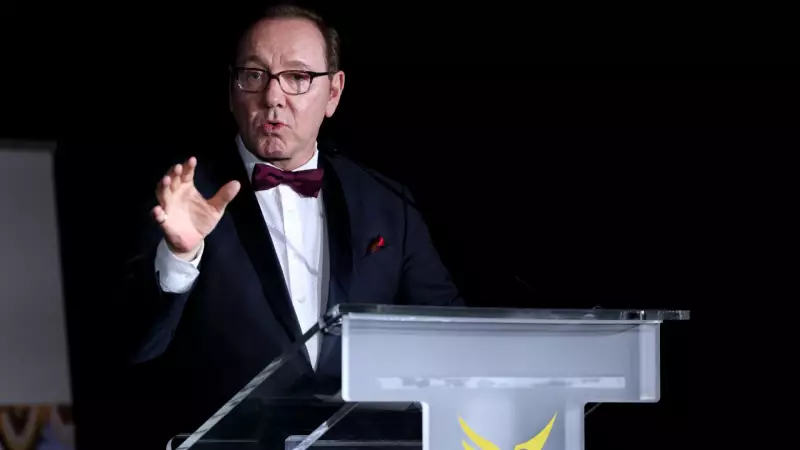 Kevin Spacey recebe prêmio em Cannes em evento paralelo ao festival