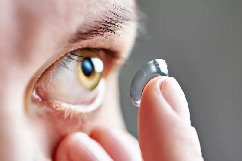 Lentes de contato revolucionárias permitem visão noturna até de olhos fechados