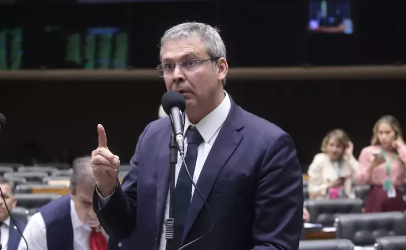 Líder do PT na Câmara depõe à PF sobre caso envolvendo Eduardo Bolsonaro: entenda os detalhes