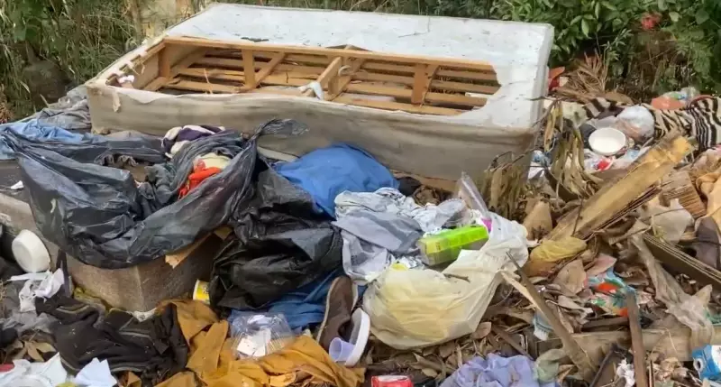 Lixo irregular em Piracicaba: Descarte inadequado polui córrego e afeta moradores