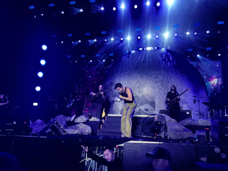 Luan Santana volta ao São João de Campina Grande com show emocionante e cenografia de lua