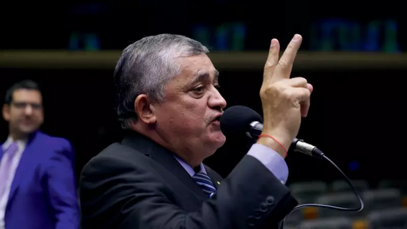 Lula aceita reforma administrativa, mas busca blindar direitos, diz líder