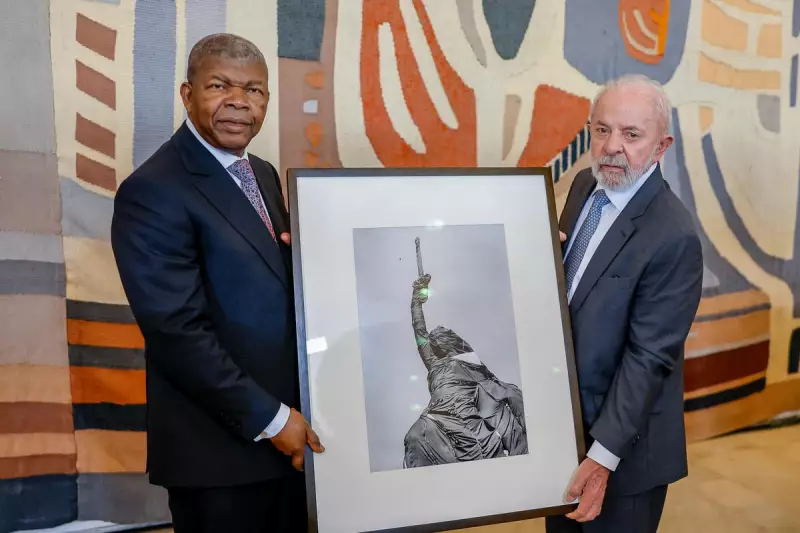 Lula entrega foto icônica de Sebastião Salgado a presidente de Angola em encontro histórico