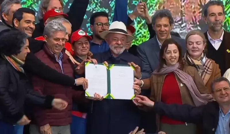 Lula entrega títulos de terra a famílias no Paraná: um passo para a reforma agrária