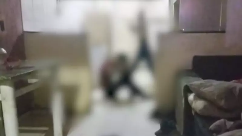 Mãe é flagrada agredindo filha adolescente com rodo em discussão na Grande BH — Veja o vídeo chocante