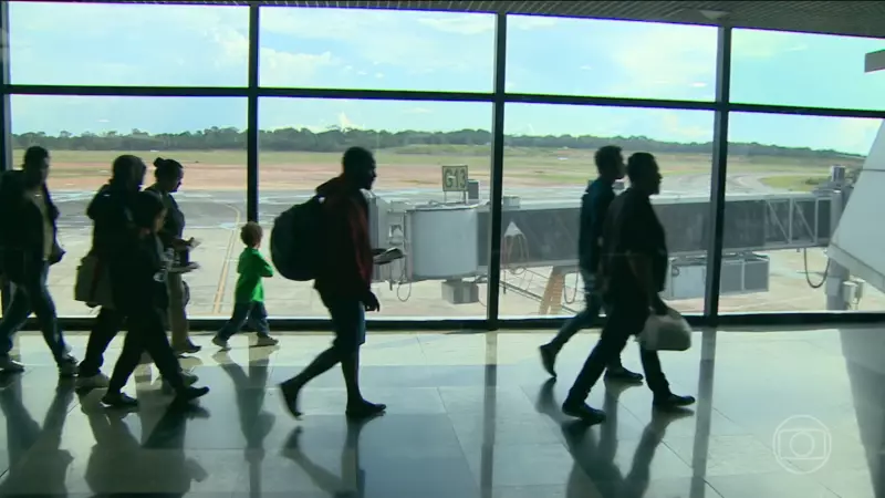 Mais de 100 brasileiros deportados dos EUA chegam ao Brasil: entenda o caso