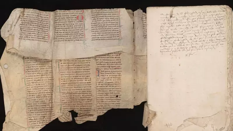 Manuscrito perdido de 400 anos sobre Rei Arthur e Merlin é descoberto dentro de livro
