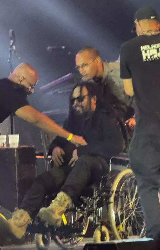 Marcelo Falcão cai no palco, canta sentado e finaliza show em cadeira de rodas — veja o que aconteceu