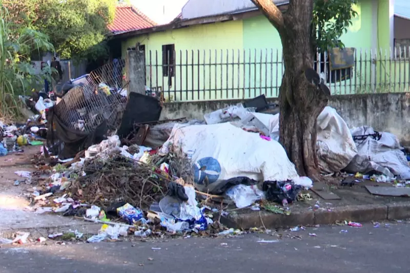 Maringá: Mais de 13 toneladas de lixo retiradas de uma única casa — morador preso por poluição ambiental