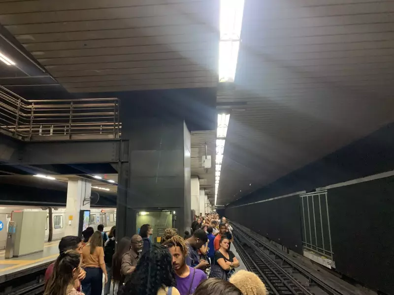 Metrô Rio com intervalos irregulares: passageiros enfrentam transtornos
