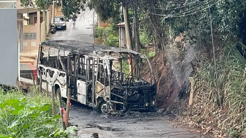 Micro-ônibus incendiado após morte de jovem em ação policial no ES: entenda o caso
