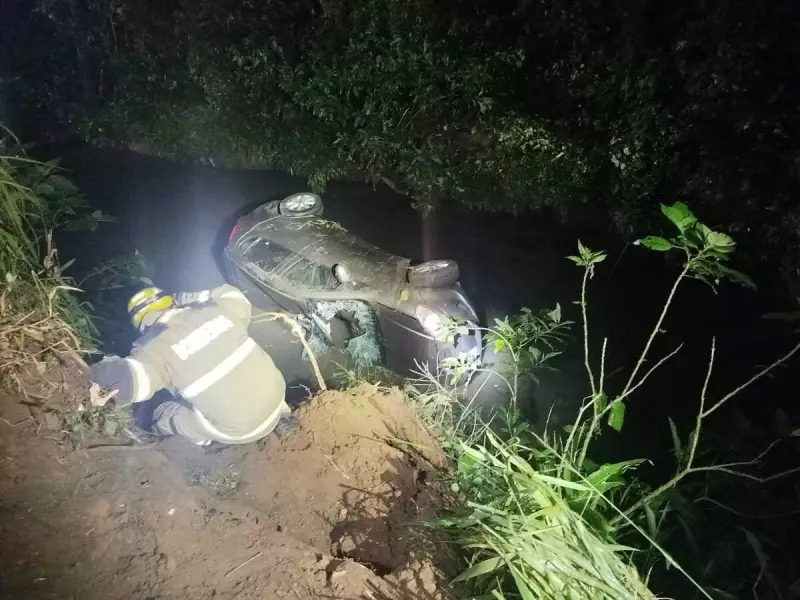 Milagre em Juiz de Fora: motorista sobrevive após carro cair em córrego no bairro São Pedro
