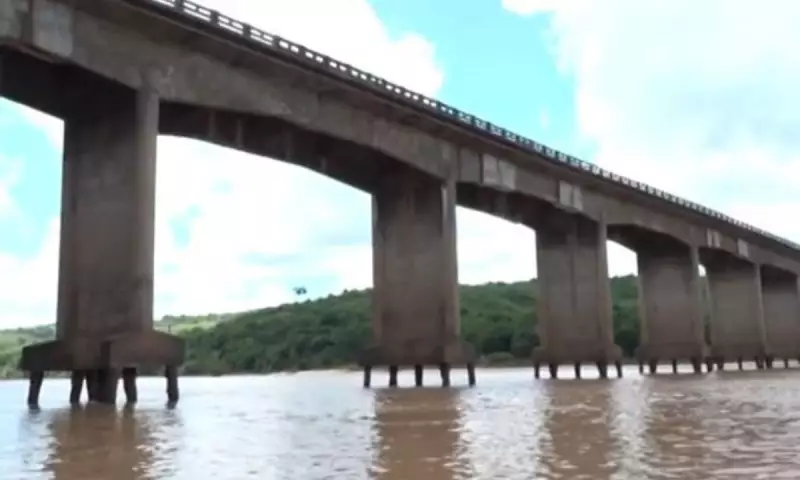 Moradores de Itapebi desafiam bloqueio e cruzam o Rio Jequitinhonha em protesto