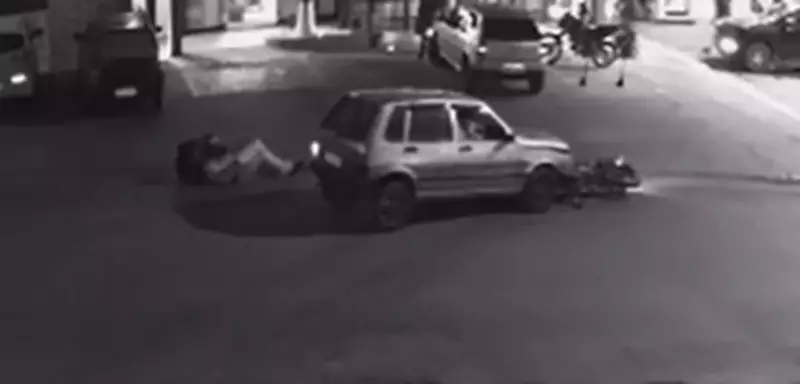 Motoboy dá pirueta no ar após ser atropelado em avenida de Porangaba; veja o vídeo
