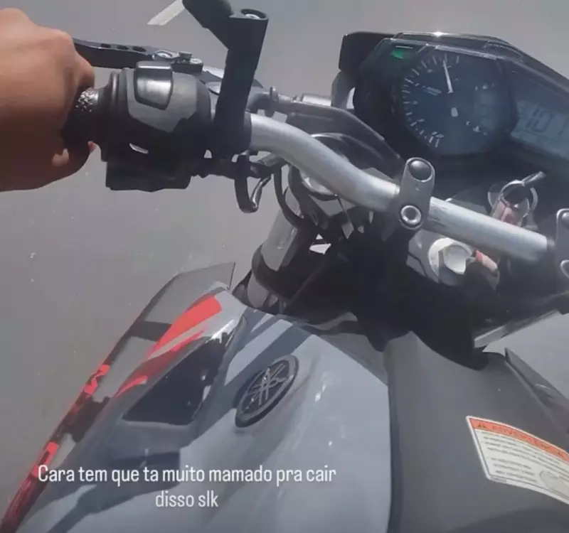 Motociclista desafia a morte e ultrapassa 100 km/h em viaduto com limite de 40 km/h em Manaus | Vídeo chocante