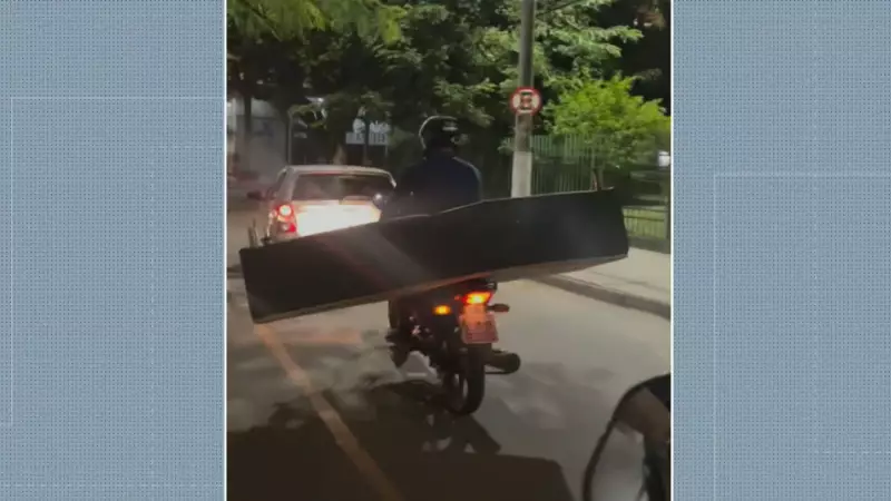 Motociclista é flagrado transportando cama de solteiro em baú no Rio de Janeiro — veja o vídeo!