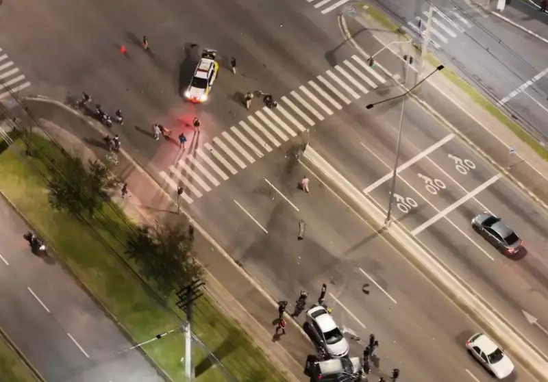 Motociclista foge da polícia, causa acidente e deixa dois feridos na Grande Curitiba