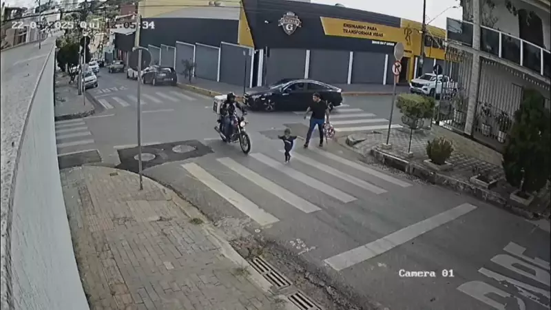 Motociclista ignora sinal, invade contramão e atropela criança em MG; veja o vídeo chocante