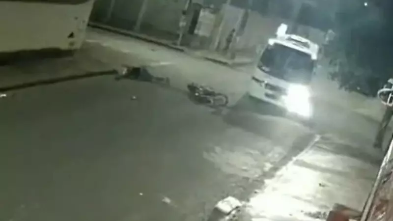 Motociclista ignora sinalização e colide com micro-ônibus em Uberlândia: veja o vídeo