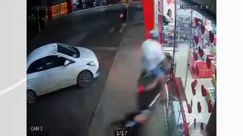Motociclista invade farmácia com moto e foge deixando veículo para trás em Tocantins; veja o vídeo
