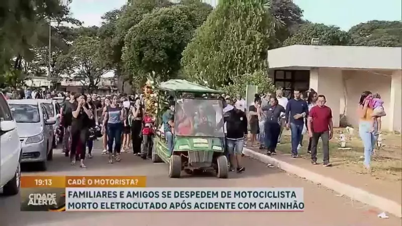 Motociclista morre eletrocutado após acidente com caminhão no DF: tragédia no trânsito