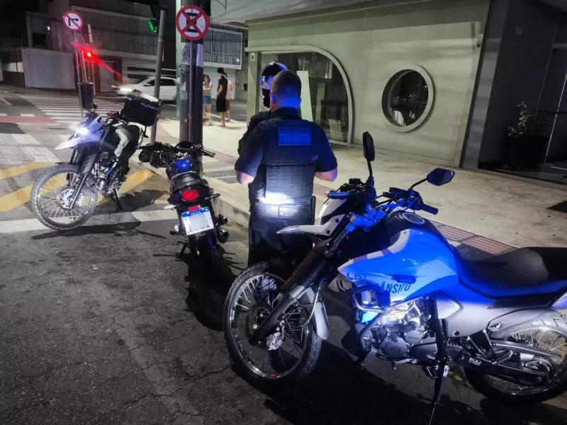 Motociclista sem CNH causa terror no trânsito e quase atropela pedestre em Balneário Camboriú