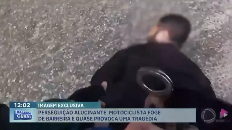 Motociclista sem retrovisor fura blitz e é perseguido por policial em ação arriscada