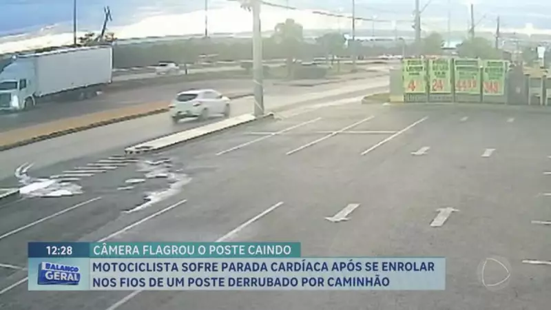 Motociclista tem parada cardíaca após se enrolar em fios de poste no DF — Veja o vídeo chocante