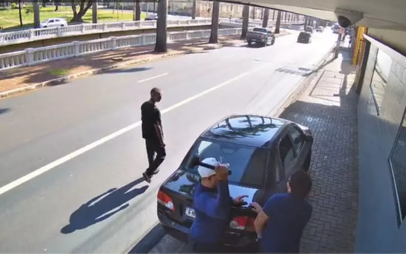 Motorista de aplicativo agride passageiro a marteladas em Ribeirão Preto; veja o vídeo chocante