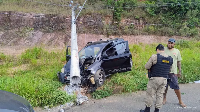 Motorista de aplicativo morre após passar mal e bater em poste em Coronel Fabriciano