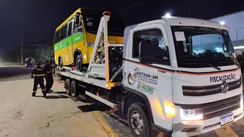 Motorista de micro-ônibus é flagrado bêbado em Manaus: veículo apreendido e passageiros em risco
